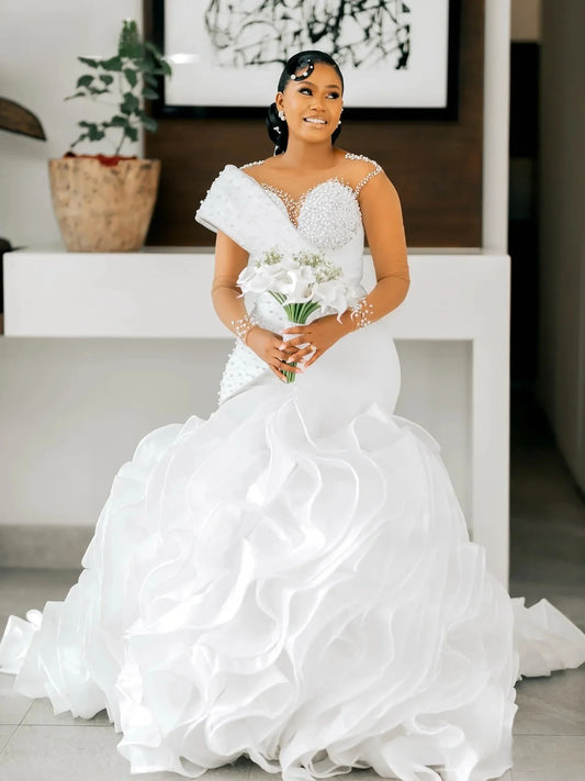 Robe de mariée princesse, avec corset, décolleté cœur, volants en organza, traîne cathédrale
