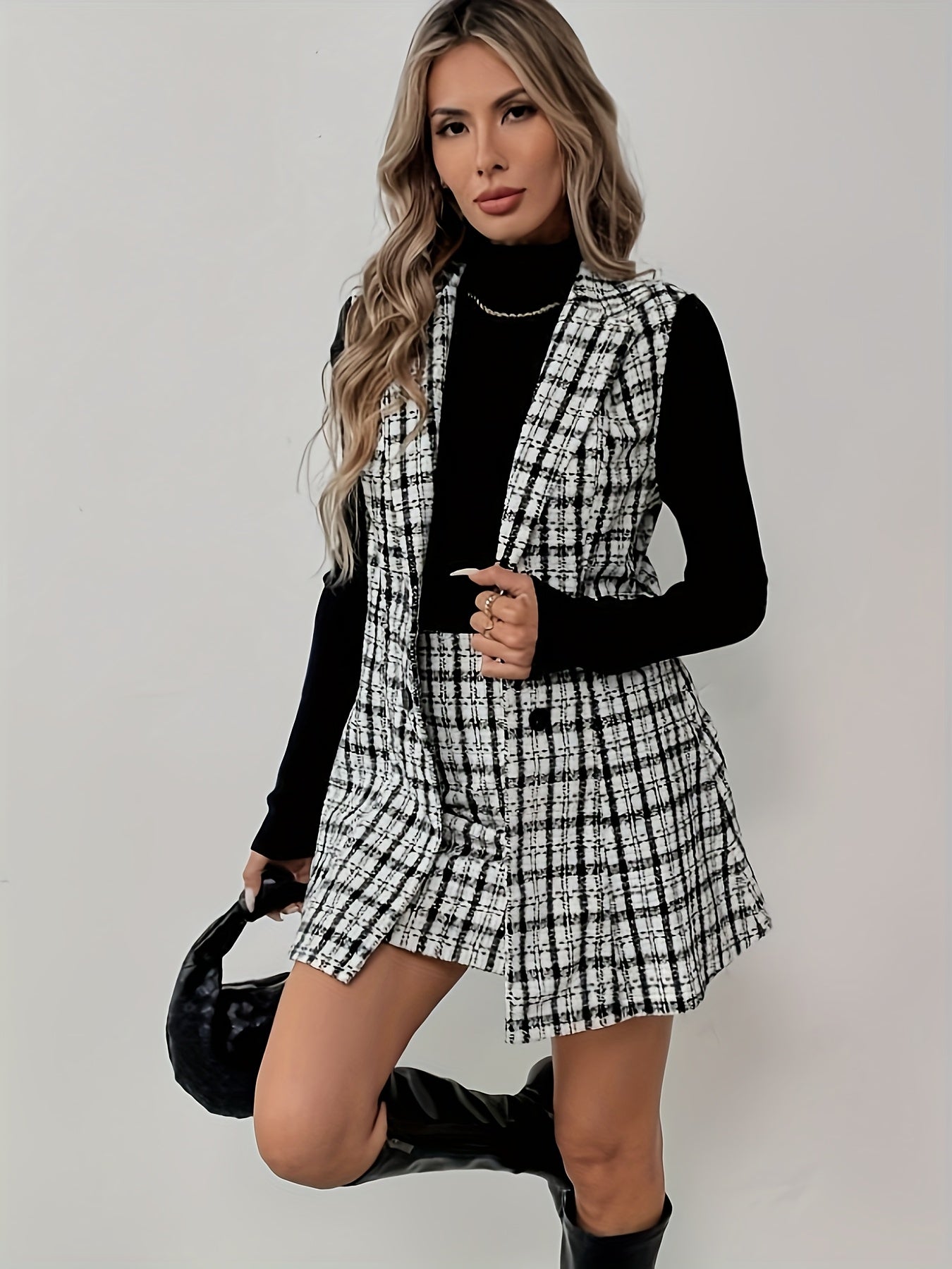 Ensemble motif carreau blanc et noir deux pièces blazer sans manches et d'une jupe courte, parfait pour une tenue professionnelle élégante.