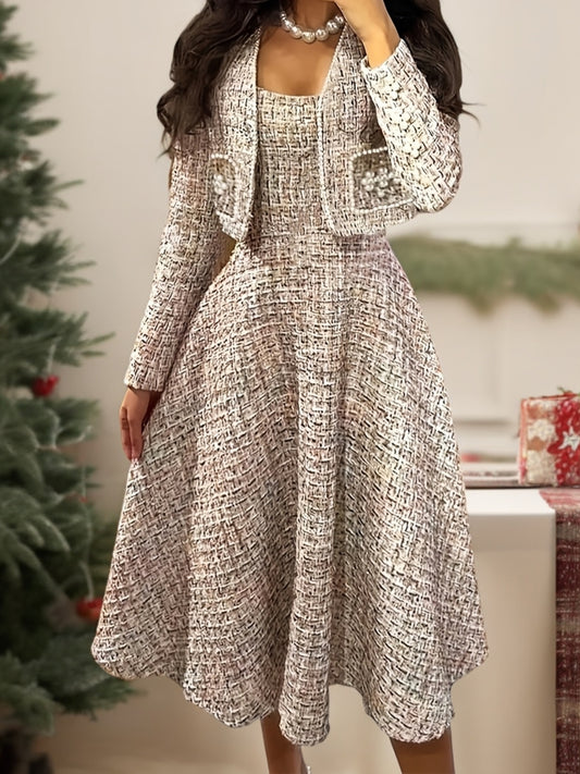 Ensemble deux pièces classique et élégant composé d'une robe à bretelles ornée de perles, d'une jupe midi cintrée à la taille et d'une veste à manches longues ouvert sur le devant.