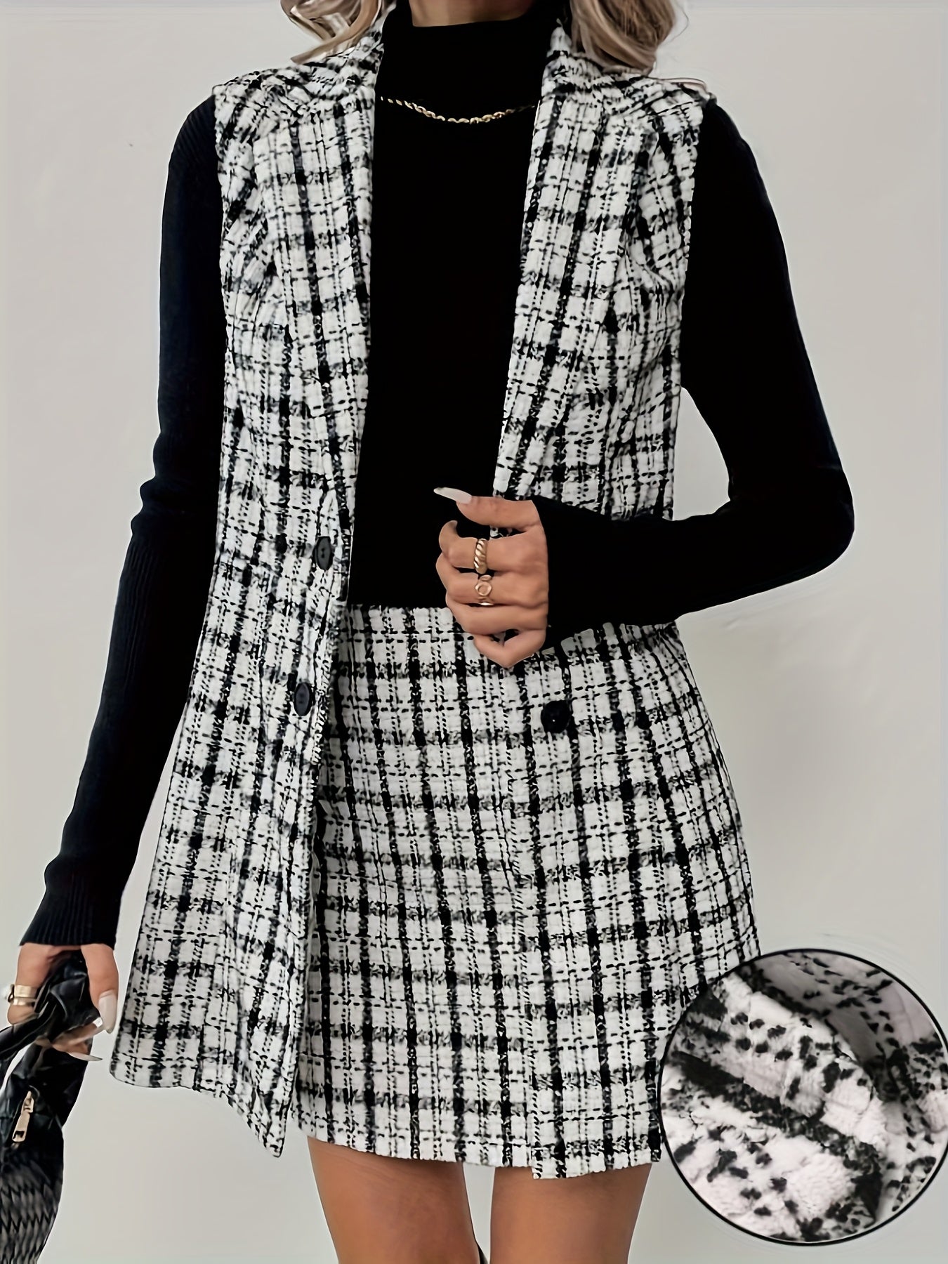 Ensemble motif carreau blanc et noir deux pièces blazer sans manches et d'une jupe courte, parfait pour une tenue professionnelle élégante.