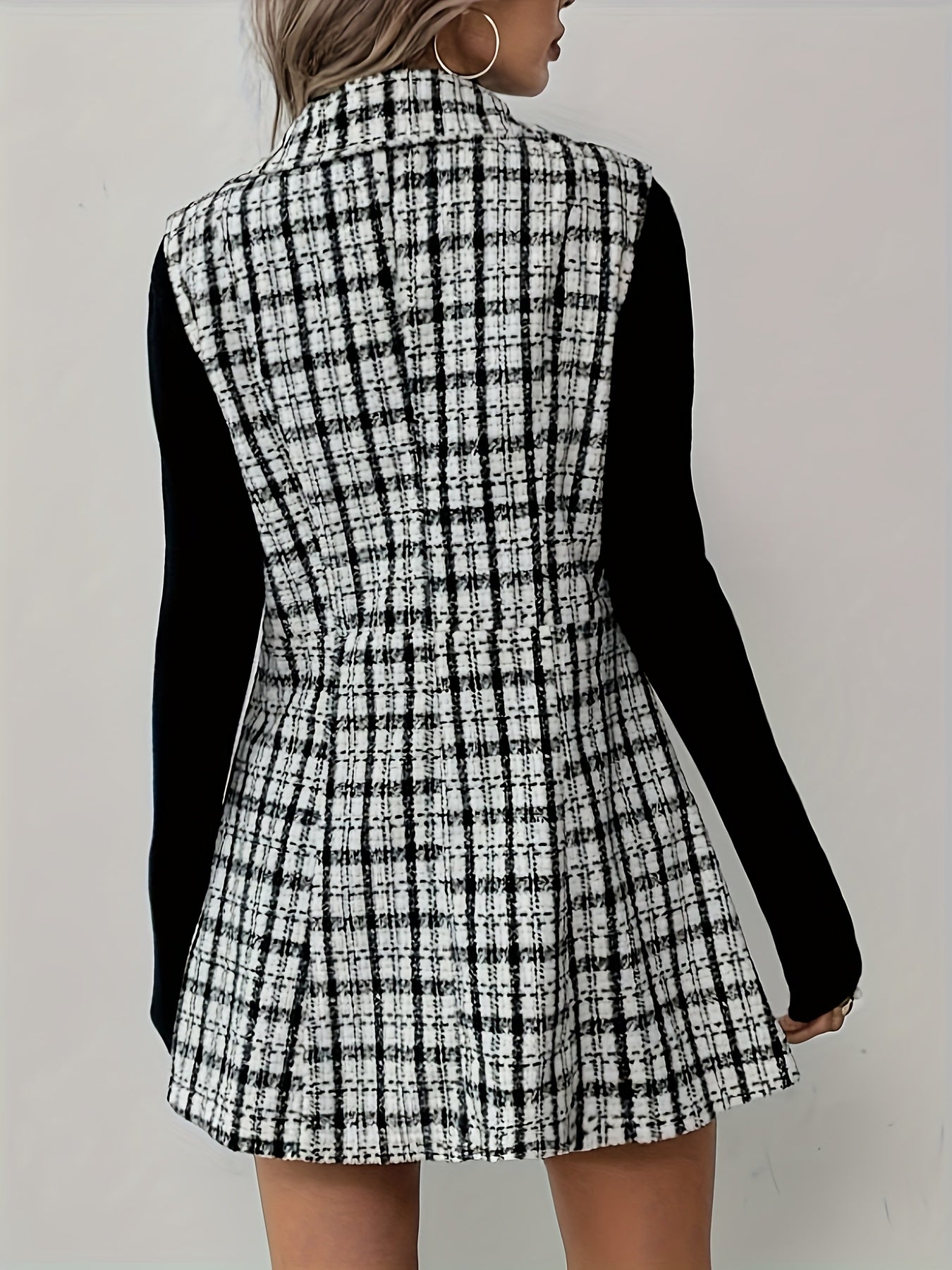 Ensemble motif carreau blanc et noir deux pièces blazer sans manches et d'une jupe courte, parfait pour une tenue professionnelle élégante.