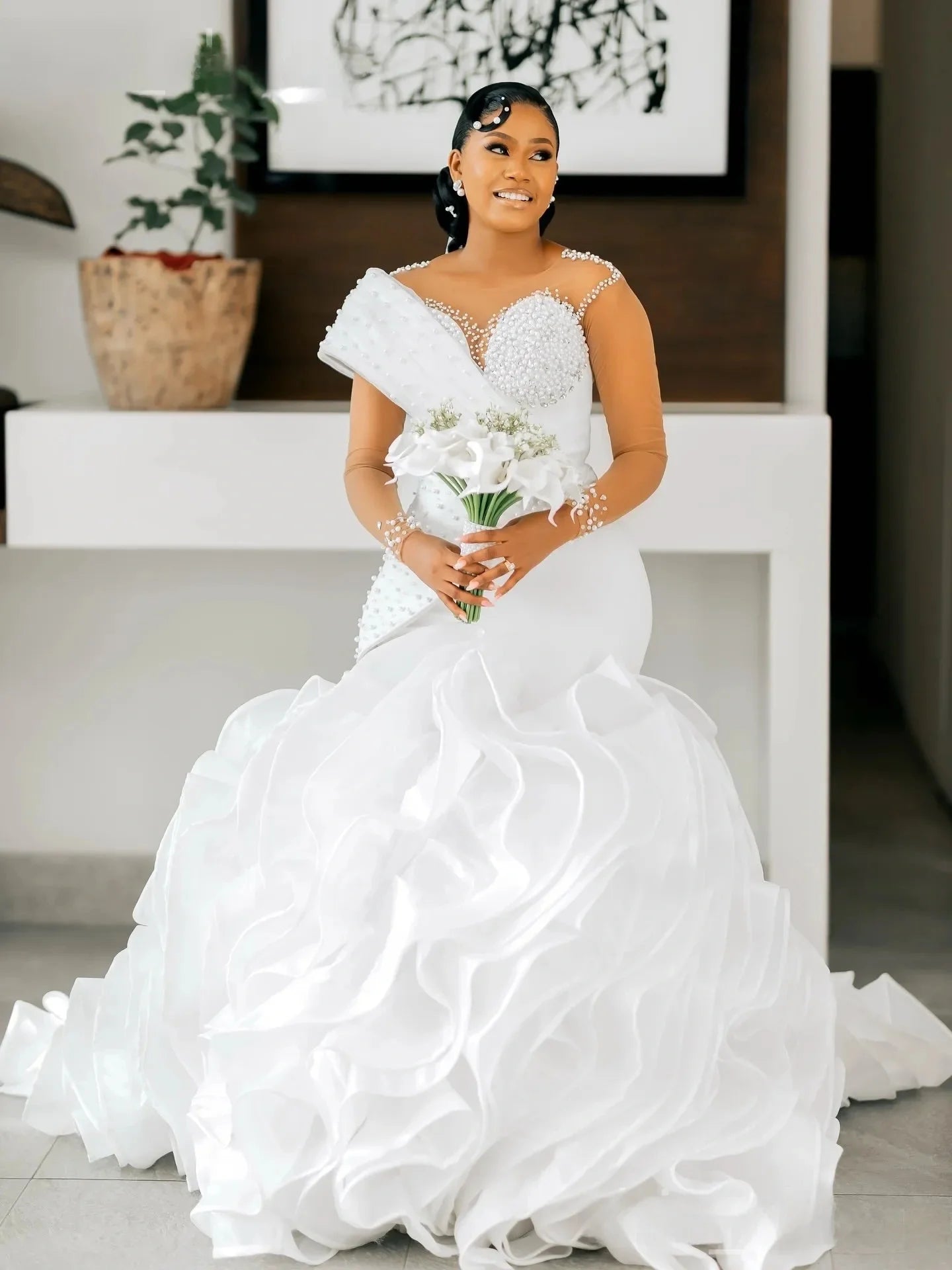 Robe de mariée  princesse, avec corset, décolleté cœur, volants en organza, traîne cathédrale