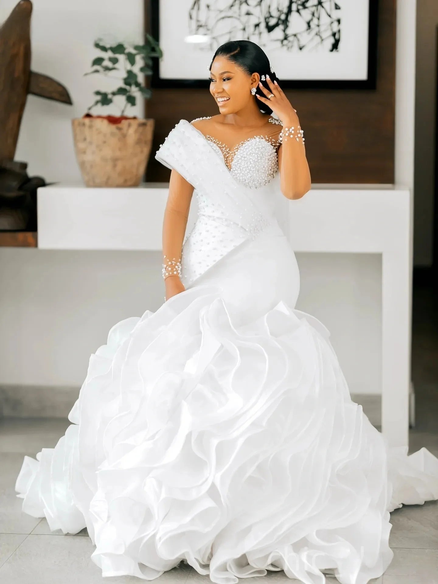 Robe de mariée  princesse, avec corset, décolleté cœur, volants en organza, traîne cathédrale